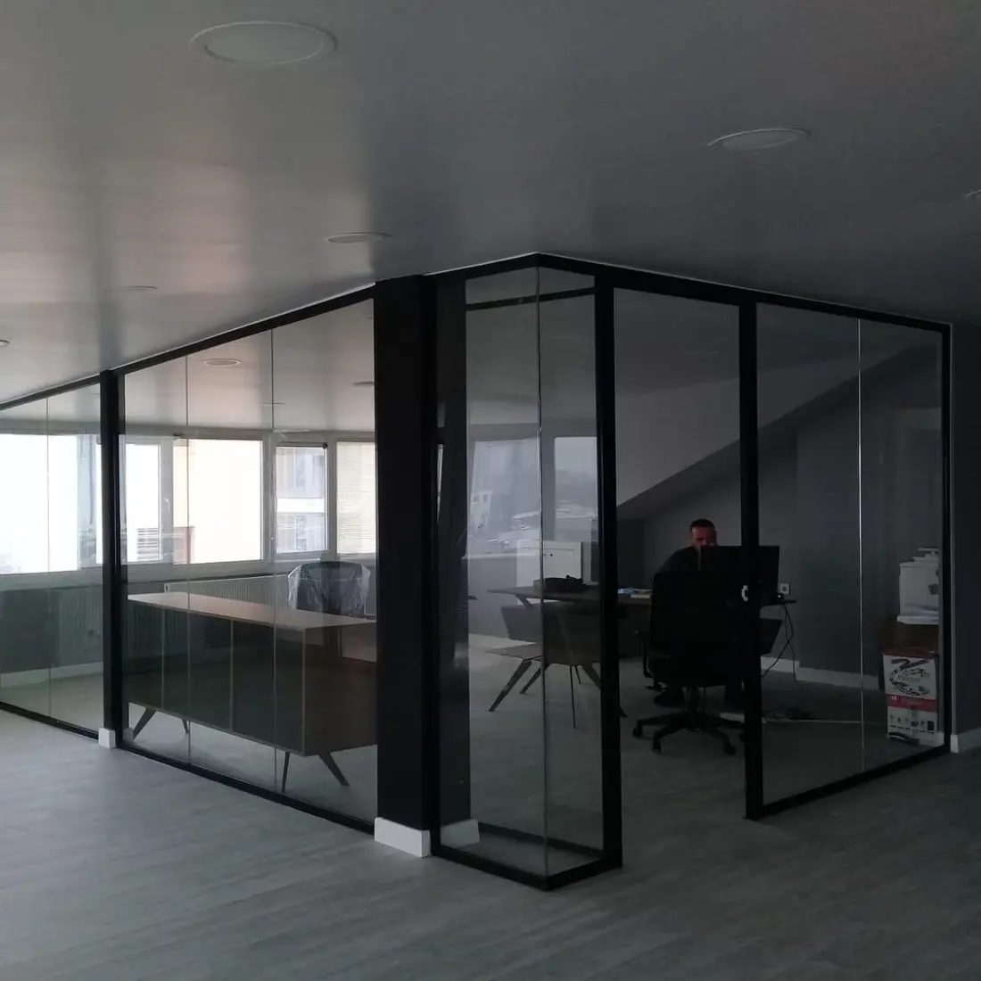 Siyah profilli cam bölmeli ofis